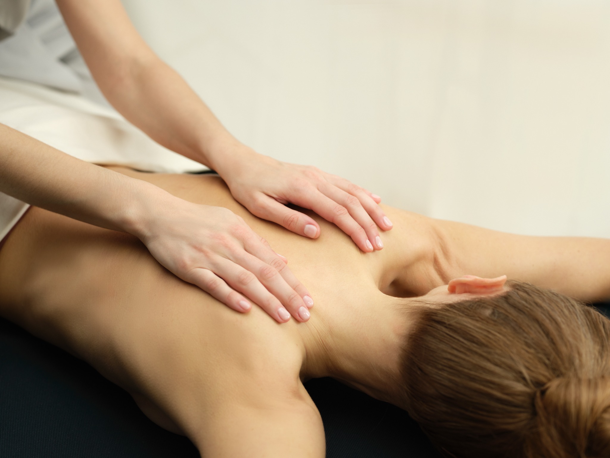 Entspannende Comfort Zone Massage mit sanften Berührungen