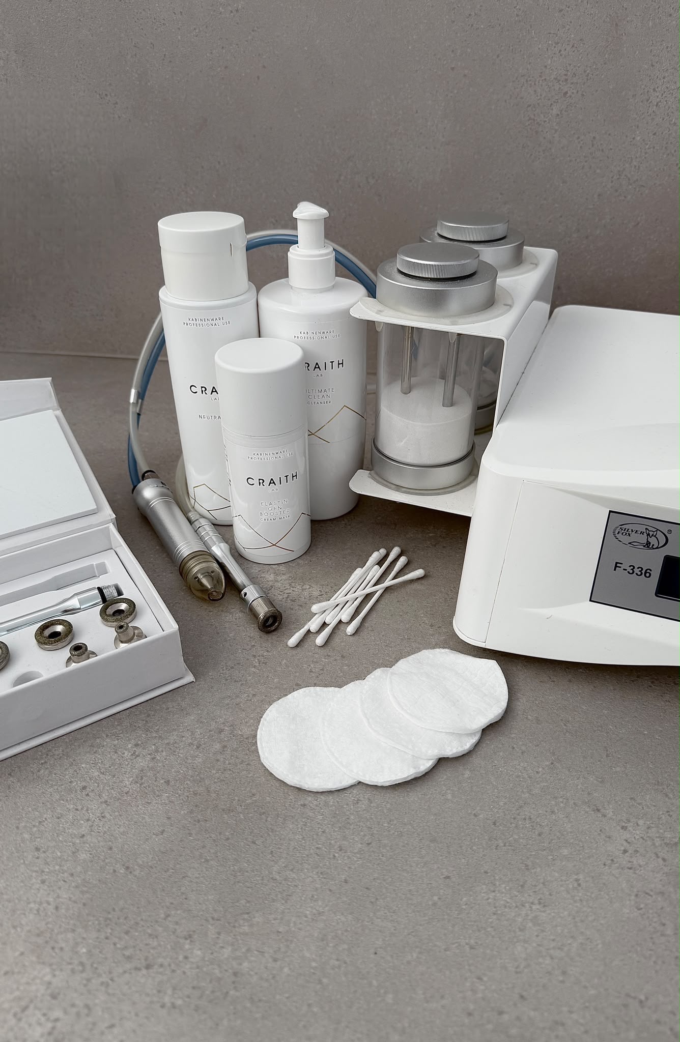 Microdermabrasionsgerät mit Aufsätzen und Pflegeprodukten