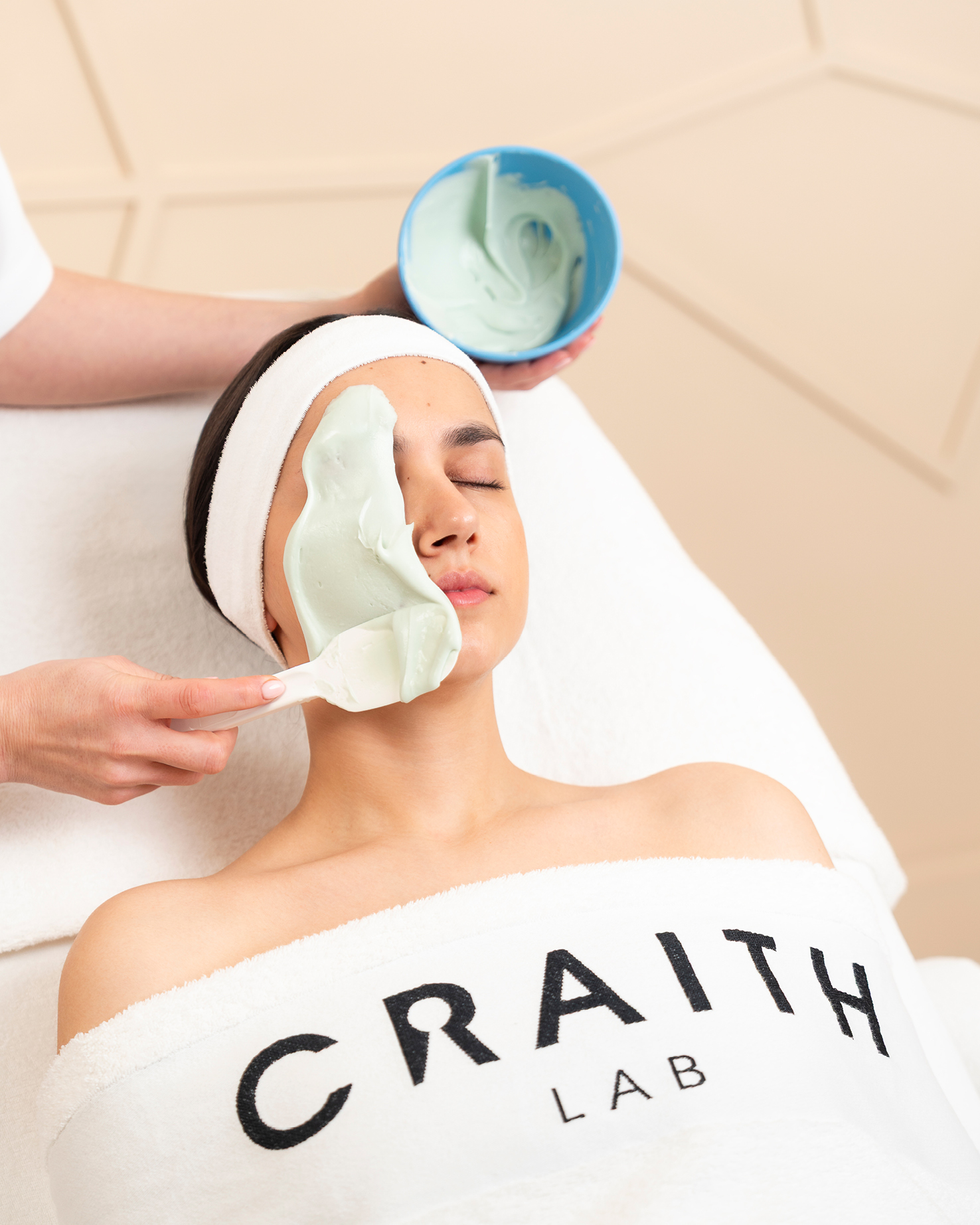 Eine Craith-Lab-Gesichtsmaske wird mit einem Spatel aufgetragen